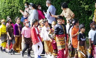 Tumbuhkan Nasionalisme & Cinta Budaya Melalui Jalan Santai Berbusana Nusantara