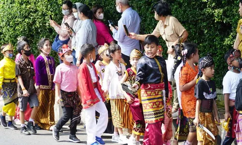 Tumbuhkan Nasionalisme & Cinta Budaya Melalui Jalan Santai Berbusana Nusantara