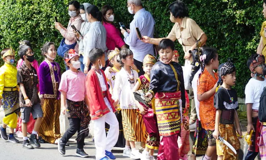 Tumbuhkan Nasionalisme & Cinta Budaya Melalui Jalan Santai Berbusana Nusantara