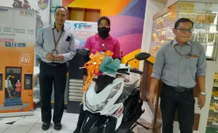 Wah! Kasir Toko Swalayan di Wonogiri Dapat Hadiah Sepeda Motor dari Undian BNI