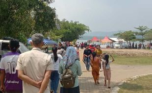 Naik 400%, Ribuan Pengunjung Padati Objek Wisata Waduk Gajah Mungkur Wonogiri