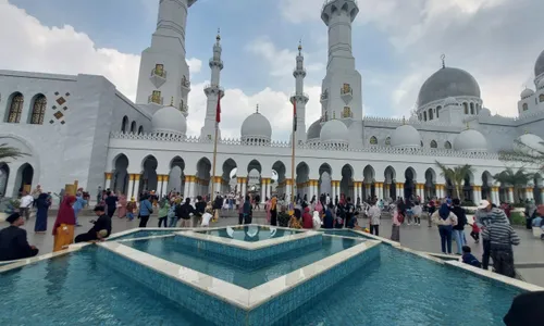 Gaji Pekerja Masjid Sheikh Zayed Tak Sesuai UMK, Gibran: Itu Kewenangan Kemenag