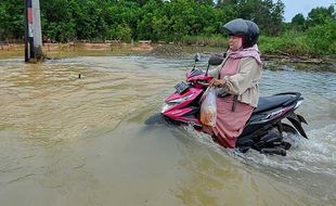 Diguyur Hujan 3 Jam, Seratusan Rumah dan Jalan di Jambi Terendam Banjir