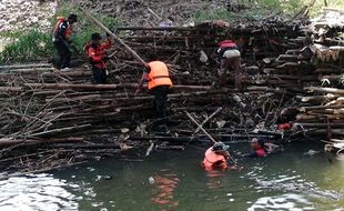 Cegah Banjir, Ratusan Relawan Wonogiri Bersihkan Aliran Sungai Bengawan Solo