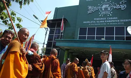 32 Biksu Peserta Ritual Thudong Singgah di Kantor PCNU Brebes