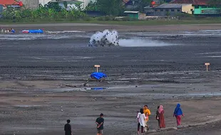 Melihat Fenomena Semburan Lumpur Panas di Wisata Bledug Kuwu Grobogan