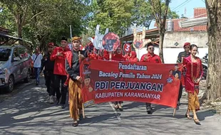 45 Bacaleg PDIP Karanganyar Daftarkan Diri ke KPU, Diiringi Atraksi Reog