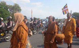 Sambut Meriah 32 Biksu Tudhong, Warga Semarang Berikan Roti dan Air Minum