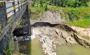 Talut Kaki Jembatan Penghubung Jateng-Jatim di Sragen Ambrol, Jalur Ditutup