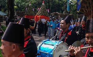 Kemeriahan Grebeg Syawalan di Solo Safari, 1.444 Ketupat Ludes Diserbu Warga