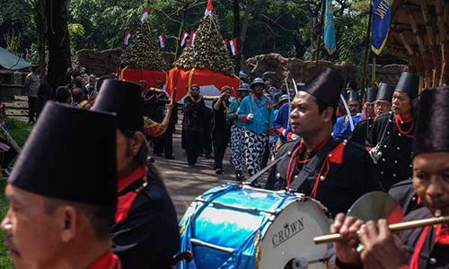 Kemeriahan Grebeg Syawalan di Solo Safari, 1.444 Ketupat Ludes Diserbu Warga