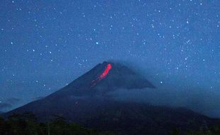 Merapi Luncurkan 3 Kali Guguran Lava Pijar Sejauh 1,5 Km, Arah ke Barat Daya