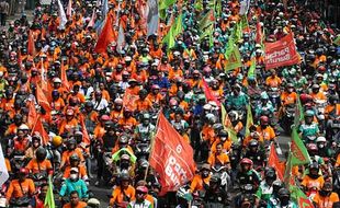 May Day, Ribuan Buruh Jatim Konvoi Motor Penuhi Jalan Protokol di Surabaya