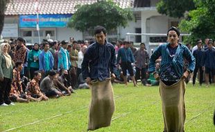 Keseruan ASN Ikuti Lomba Permainan Tradisional Meriahkan HUT ke-107 Sleman