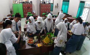 Peringati Hardiknas 2023, Siswa Jadi Juri dalam Lomba Guru di SMAN 2 Sragen