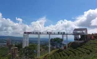 Wisata Jembatan Kaca di Indonesia, Salah Satunya di Kemuning Karanganyar