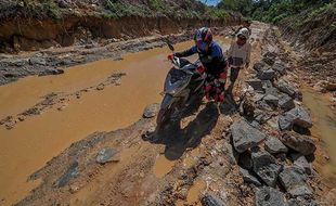 Parah! Jalan di Muaro Jambi Rusak Belasan Kilometer Seperti Kubangan Lumpur