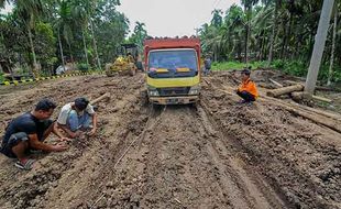 Penampakan Jalan Lintas Provinsi di Jambi Rusak Parah Bak Arena Offroad