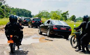 Mobil Presiden Jokowi Zig Zag Lewat Jalan Rusak di Lampung, Pemprov Bakal Audit