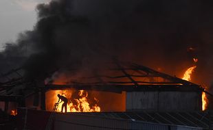 Penampakan Pabrik Cat di Jakarta Terbakar Hebat, 35 Mobil Damkar Dikerahkan