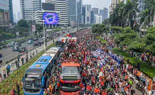 Meriah! Ribuan Warga Antusias Sambut Kirab Juara Kontingen SEA Games 2023