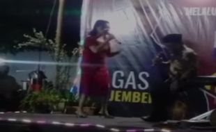 Viral! Kades Ambulu Jember Meninggal saat Nyanyi Bareng Biduan Bergaun Merah