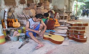 Menyusuri Kampung Gitar Baki Sukoharjo yang Legendaris