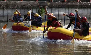 Kejuaraan Dayung Perahu Karet di Sungai Kalimas Semarakkan HUT Kota Surabaya