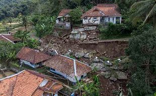 Tanah Longsor Terjang Tasikmalaya, Belasan Warga Terpaksa Mengungsi