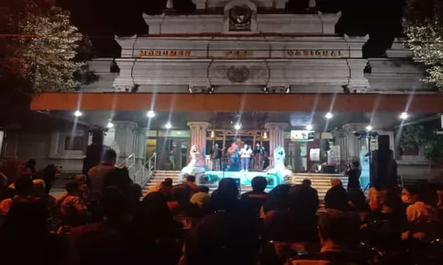 Bergantian Nyanyi Lagu Lawas, Nostalgia Penonton saat Live Music di Monpers