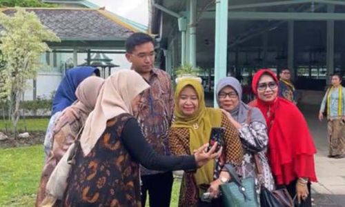 Momen Mangkunagoro X Layani Foto Bareng Wisatawan di Mangkunegaran Solo