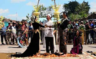 Tradisi Manten Tebu Tandai Awal Musim Giling di Pabrik Gula Blitar