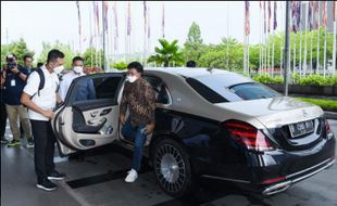 Wow, Johnny G Plate Kerap Tunggangi Mercy Maybach S650 Senilai Rp6,9 Miliar