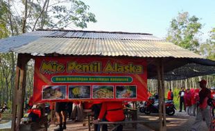 Ini Asal Usul Nama Warung Mie Pentil di Tengah Alas Karet Kedawung Sragen