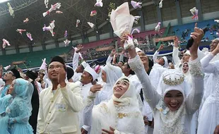 Ratusan Pasangan Pengantin Ikuti Nikah Massal Juara di Stadion Patriot Bekasi