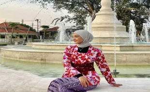 Pose Mantan Kekasih Eril Mumtadz Saat Kunjungi Mangkunegaran dan Masjid Zayed