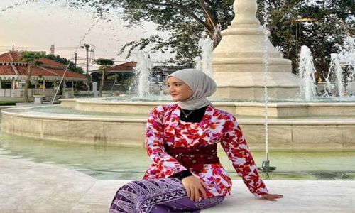 Pose Mantan Kekasih Eril Mumtadz Saat Kunjungi Mangkunegaran dan Masjid Zayed