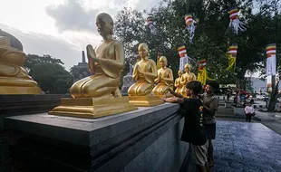 Sambut Waisak 2567 TB, Kawasan Balai Kota Solo Dihias Stupa & Patung Buddha