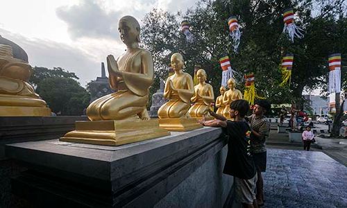 Sambut Waisak 2567 TB, Kawasan Balai Kota Solo Dihias Stupa & Patung Buddha