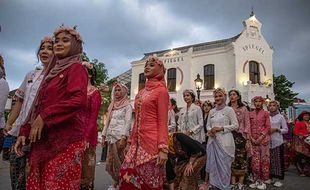 Parade Sarung di Kota Lama, Semarakkan HUT ke-476 Semarang