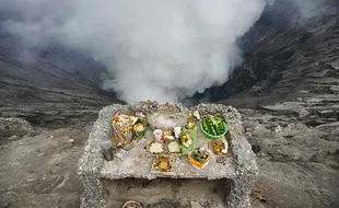 Bukan Dicuri, Arca Ganesha yang Hilang Ternyata Jatuh di Kawah Gunung Bromo