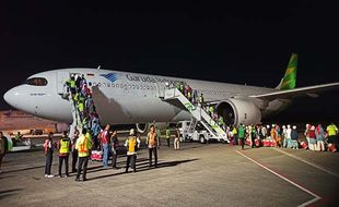 Pemberangkatan Jemaah Calhaj Kloter 1 Embarkasi Solo dari Bandara Adi Soemarmo