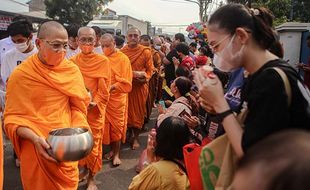 Ritual Pindapata Jelang Waisak di Tangerang, Umat Buddha Berderma untuk Biksu