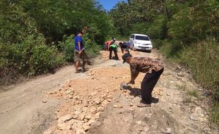 Darurat Jalan Rusak, Pemkab Blora Perbaiki Sementara dengan Timbunan Grosok