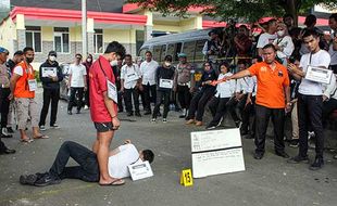 AKBP Achiruddin & Anaknya Jalani Rekonstruksi Penganiayaan, Peragakan 27 Adegan