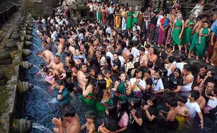 Ritual Melukat di Pura Tirta Empul Bali, Tradisi yang Jadi Daya Tarik Wisatawan