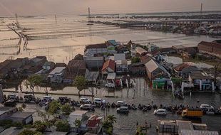 Banjir Rob Rendam Jalur Pantura di Sayung Demak, Lalin Tersendat 7 Km