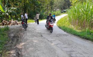 Kondisi Jalan di Wilayah Perbatasan Jomplang, di Grobogan Bagus di Sragen Jelek