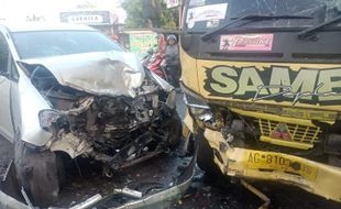 Sopir Mengantuk, Innova Tabrak Truk di Gentan Sukoharjo, Bodi Depan Ringsek