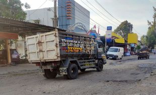 Jalan Perbatasan Sragen-Karanganyar Rusak Parah, Warga Minta Segera Diperbaiki